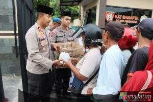 Berkah Ramadhan, Kapolres Kediri Kota Bagikan Takjil Gratis Kepada Warga