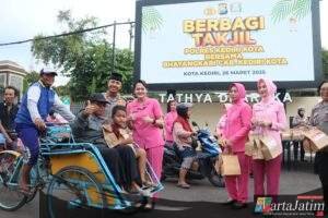 Kapolres Kediri Kota Bersama Bhayangkari Berbagi Takjil, Wujud Kepedulian di Bulan Ramadhan