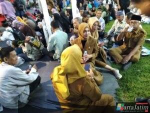 Santap Nasi Bungkus Daun Pisang Bersama Ribuan Warga, Mbak Wali Kota Kediri Tampak Bahagia