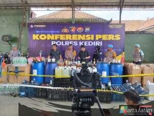 Polres Kediri Sita Ratusan Botol Miras Oplosan, Empat Pelaku Di Amankan