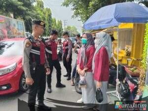 Kasat Samapta Polres Kediri Kota Pimpin Patroli Jalan Kaki Takjil Ramadhan Untuk Menjaga Kamtibmas Kondusif