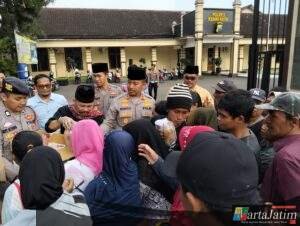 Pererat Sinergisitas Polri dan Media Kapolres Kediri Kota dan Wartawan Bagikan Takjil