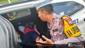 Peduli : Sat Lantas Polres Blitar Laksanakan Pertolongan kepada Anak yang Terjepit Roda Motor