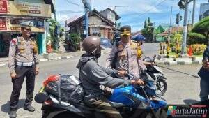 Pantau Arus Lalu Lintas Pasca Lebaran Hari Keempat, Kapolres Kediri Kota Turun Langsung Sapa Pemudik