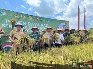 Kapolres Kediri Kota Bersama Forkopimda Ikuti Panen Raya Padi Serentak Bersama Presiden RI