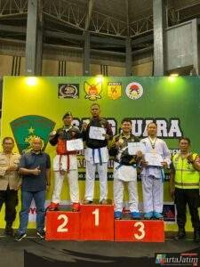 Anggota Polres Kediri Kota Raih Juara 3 di Kejuaraan Karate kediri open Piala Danbrigif 16 Wira Yuda Tahun 2025