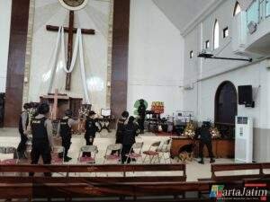Personel Sat Samapta Polres Kediri Kota Bersama K-9 Mitra Polri Lakukan Sterilisasi Di Sejumlah Gereja Jelang Paskah 2025