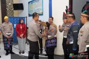 Hari Kartini, Polwan Polres Kediri Kota Berpakaian Adat Saat Layani Pemohon SIM