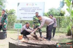 Jaga Kelestarian Lingkungan, Kapolres Kediri Kota dan Dandim 0809 Kediri Tanam Pohon di Hari Bumi