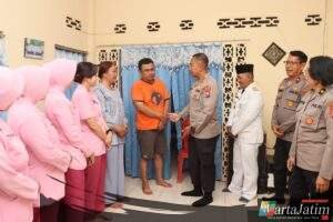 Kapolres Kediri Kota Bersama Ketua Bhayangkari Anjangsana Personel Yang Sakit Menahun