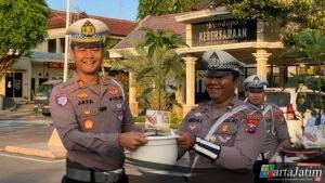 Kado Ultah  Tanaman Buah Alpukat Untuk Anggota. Kasat Lantas Polres Kediri sebagai  simbol pertumbuhan, kehidupan, dan  Silaturahmi