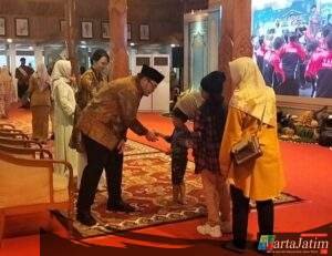 “Nglencer Ning Pendopo”, Ciptakan Senyum Sumringah Anak-Anak Kediri Yang Mendapat Uang Saku Dari Mas Dhito