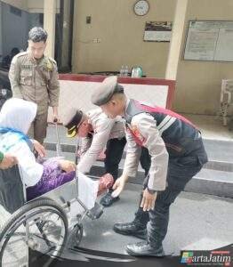 Polres Kediri Kawal Keberangkatan Jamaah Haji Kloter Pertama Tahun 2025