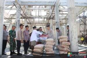 Kapolres Kediri Kota Berikan Bantuan Semen Untuk Pembangunan Masjid di Ds. Kedungsari