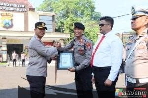 Kapolres Kediri Kota Beri Penghargaan kepada 45 Anggota dan 16 Warga Yang Membantu Tugas Polri