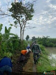 Wujud Kemanunggalan TNI Dan Rakyat,Koramil Kunjang Gelar Karya Bakti Bersihkan Saluran Irigasi