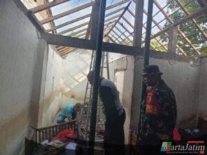 Babinsa Koramil Pesantren Bersama Warga Gotong Royong Bedah Rumah Tidak Layak Huni,Wujud TNI Selalu Hadir Di Tengah Masyarakat