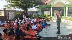Babinsa Koramil Pesantren Masuk Sekolah,Ini Pesanya Pada Murid SDN Burengan 5