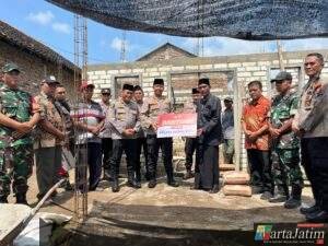 Kapolres Kediri Kota Serahkan Bantuan Semen Untuk Pembangunan Musholla di Ds Ngablak Kec Banyakan