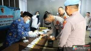 Tegas dan Bersih, 39 Pejabat Utama Polresta Malang Kota Jalani Tes Urine Usai Upacara Kebangkitan Nasional