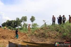 Mitigasi, Kapolres Sumenep Cek Lokasi Tanggul Jebol di Desa Patean