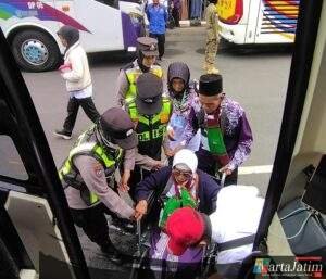 Sigap dan Tulus, Polwan Polres Bojonegoro Dampingi Calon Haji Lansia Menuju Bus
