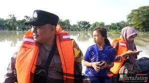 Tanggap Bencana, Polisi Evakuasi Warga Terdampak Luapan Bengawan Solo di Tuban