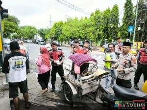 Patroli Kota dan Berbagi Jumat Berkah, Satsamapta Polres Nganjuk Jaga Kamtibmas Tetap Kondusif