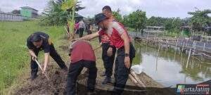 Bhabinkamtibmas Polsek Krian dan Warga Ponokawan Tanam Pohon Pisang Dukung Ketahanan Pangan Nasional