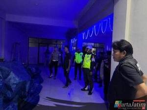 Polres Pasuruan Gelar Patroli Gabungan, Temukan Sajam dan Sisa Miras di Tempat Hiburan Malam
