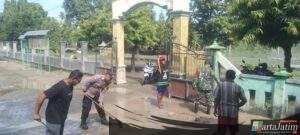Gotong Royong Polisi dan TNI bersama Warga Bersihkan Sisa Meterial Banjir di Tuban