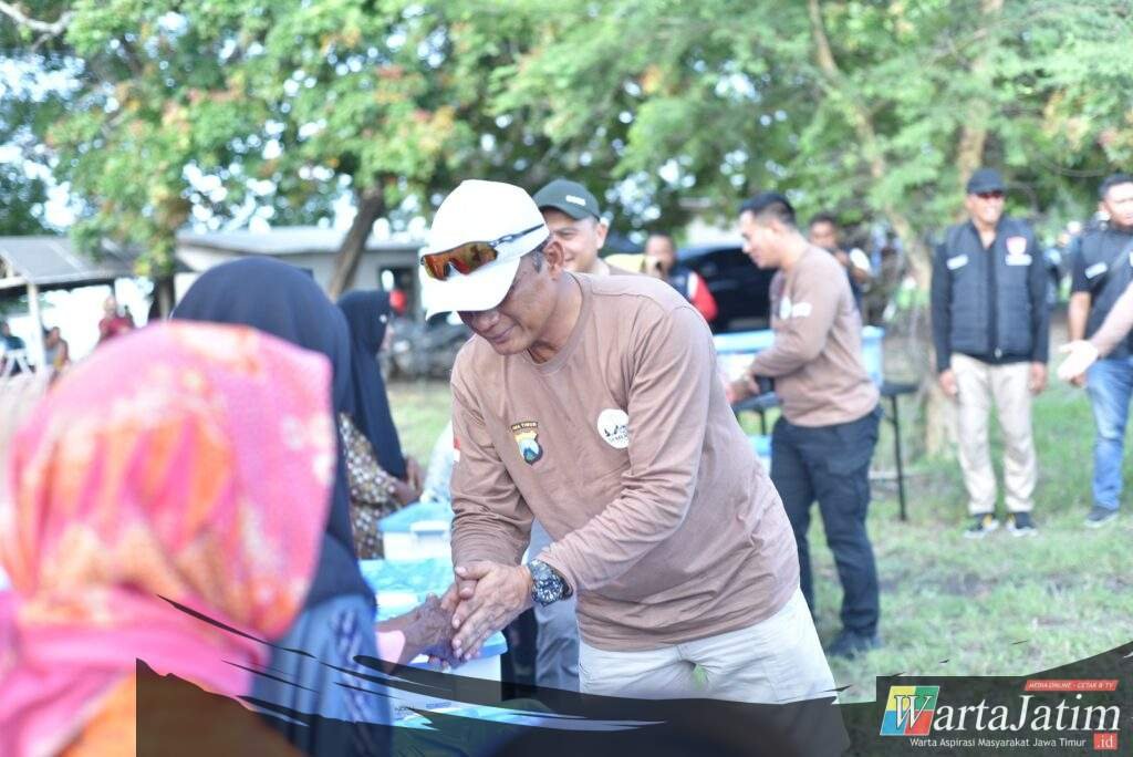 Sambut Hari Bhayangkara ke-79, Kapolda Jatim Safari Kamtibmas Salurkan Bansos untuk Warga Pesisir Situbondo