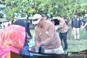 Sambut Hari Bhayangkara ke-79, Kapolda Jatim Safari Kamtibmas Salurkan Bansos untuk Warga Pesisir Situbondo