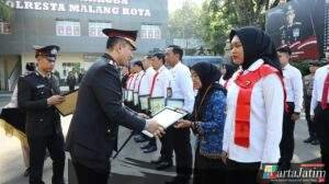 Harlah Pancasila Kapolresta Malang Kota Beri Penghargaan Anggota Berprestasi dan Warga Masyarakat yang Bantu Ungkap TPPO