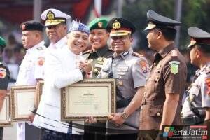 Kapolrestabes Surabaya Terima Penghargaan di HJKS ke-732 Wujud Dedikasi Jogo Suroboyo