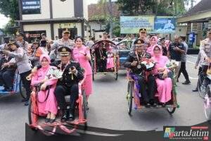 Kapolres Kediri Kota Pimpin Wisuda Purna Bakti Pegawai Negeri Pada Polri dan Berbagai Sembako Pada Abang Becak
