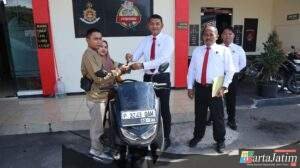 Bahagianya Korban Penggelapan di Bondowoso Saat Polisi Temukan dan Kembalikan Motornya Tanpa Biaya