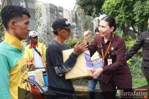 Sespimmen Polri Dikreg ke-65 Gelar Baksos di Terminal GSN Tanjung Perak, Sasar TKBM dan Pengemudi Bentor