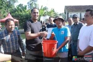 Dukung Program Ketahanan Pangan, Polres Blitar Kota Budidaya Ikan Bersama Warga