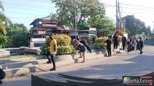 Polsek Pare Bersama Muspika Dan Pemdes Tulungrejo Gelar Gotong Royong