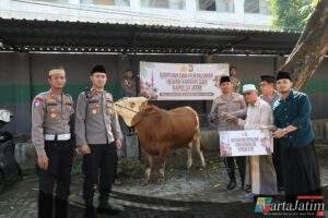 Kapolres Kediri Kota Serahkan Hewan Kurban dari Kapolda Jatim pada Pondok Pesantren