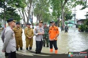 Kapolres Gresik Salurkan Bantuan Sosial Bagi Warga Terdampak Banjir di Benjeng