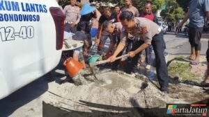 Minimalisir Laka Lantas Polres Bondowoso Tambal Jalan Berlubang: Bakti Polri di Hari Bhayangkara ke – 79