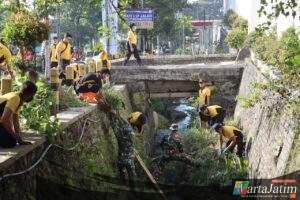 Sinergitas Polres Batu dan TNI di Hari Bhayangkara ke – 79, Peduli Lingkungan Bersihkan Sungai