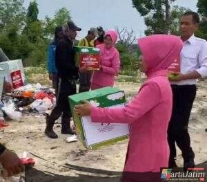 Hari Bhayangkara ke-79 Polres Lamongan Salurkan Bansos untuk Pemulung di TPA