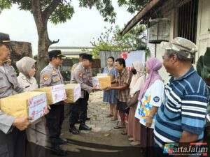 Senyum Renyah Warga Terima Bantuan Polres Madiun Kota di Hari Bhayangkara ke -79