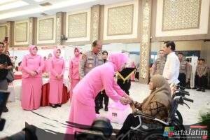 Hari Bhayangkara ke -79 Polda Jatim Beri Bantuan Tongkat dan Kursi Roda Bagi Kaum Difabel