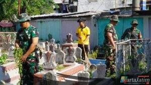 Kompak, TNI dan Polisi Bakti Religi Sambut Hari Bhayangkara ke -79 Bersihkan Makam Pegirikan Surabaya