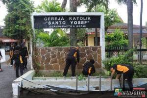Polres Ngawi Gelar Bakti Religi di Hari Bhayangkara ke -79, Bersih – bersih di Sejumlah Tempat Ibadah