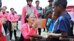 Ketum Bhayangkari Ny. Juliati Sigit Prabowo Lakukan Baksos di Sorong